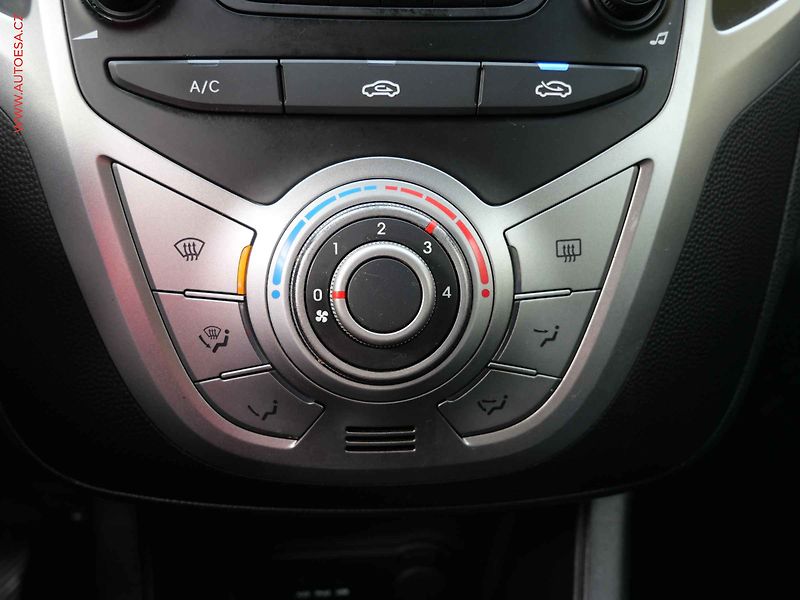 Hyundai ix20 (2012) 1.4i, ČR, AC, park.asist - fotka 13 z 17