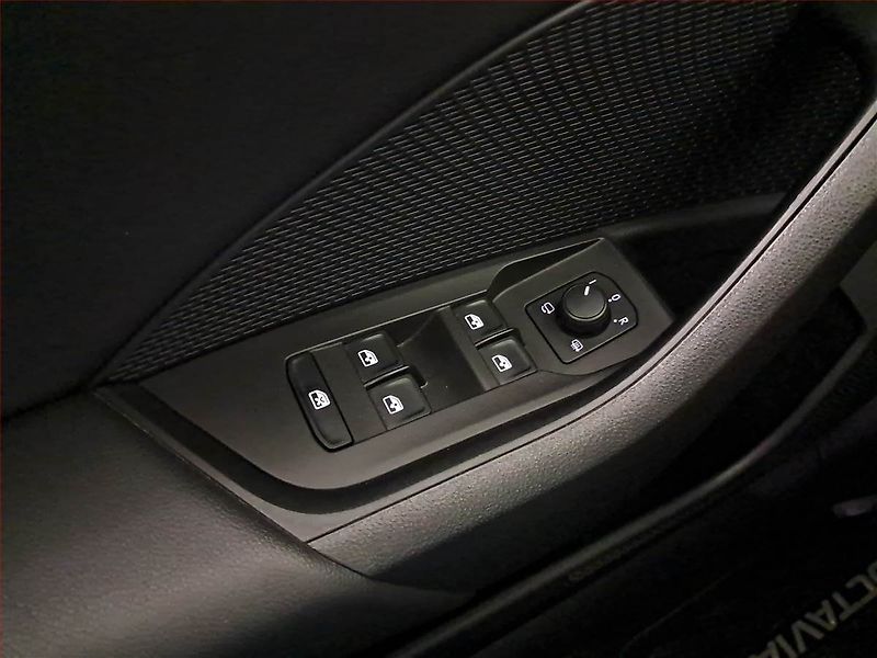 Škoda Octavia (2023) Style 1.5 TSI, ČR,1.maj - fotka 15 z 23