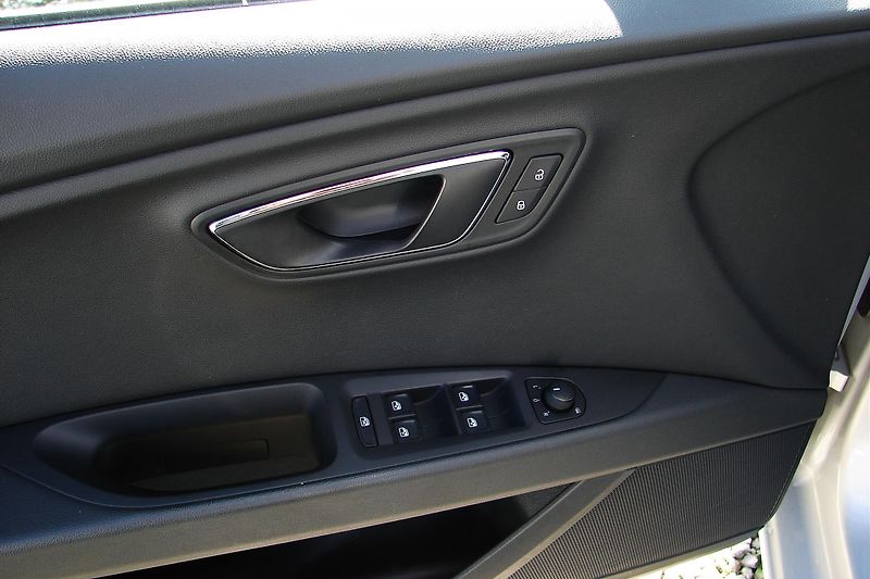 Seat Leon 1.6 TDi 110PS LED Navi-ZADÁN!  - fotka 16 z 42