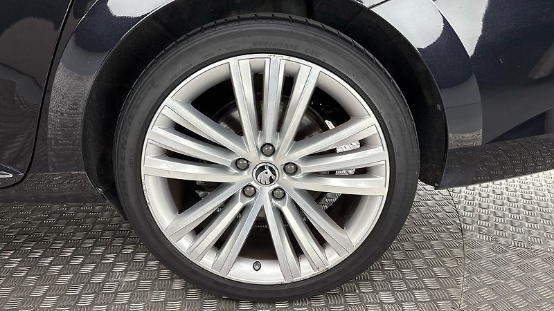 Škoda Superb 2.0 TDI DSG 4x4 L&K Combi - fotka 19 z 36