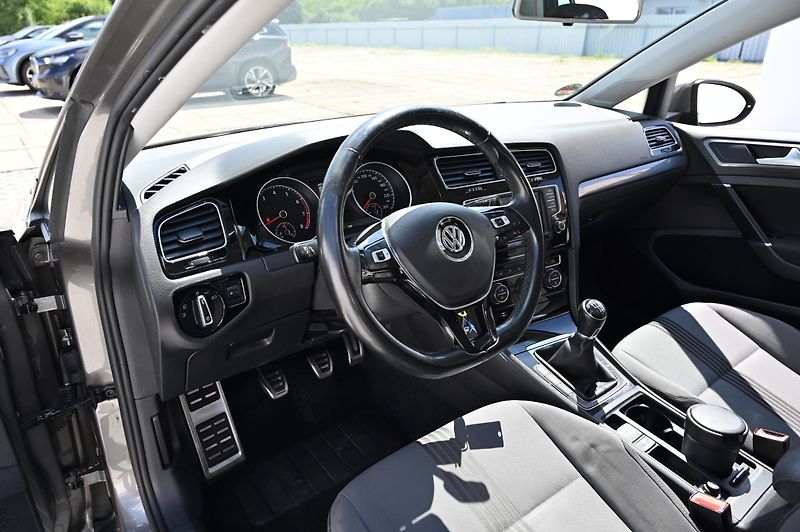 Volkswagen Golf 1.2TSI 81KW BMT rezervace - fotka 24 z 46