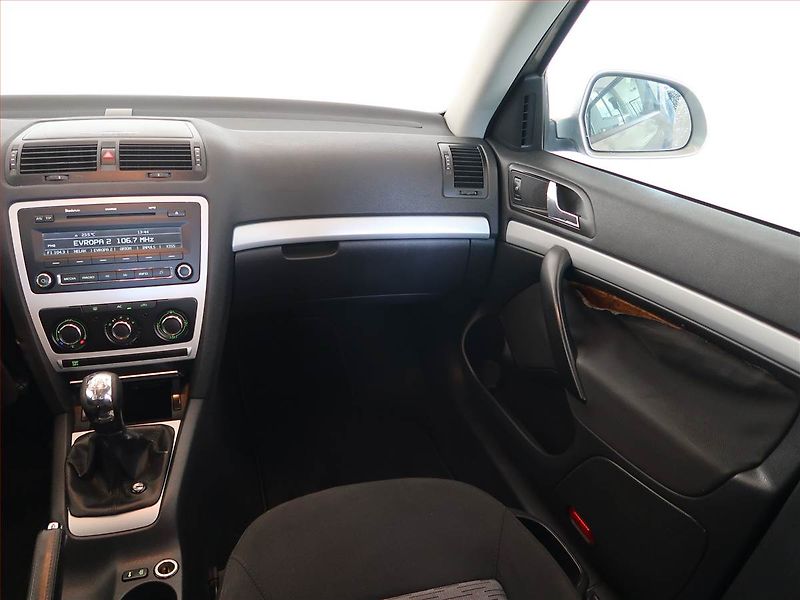 Škoda Octavia (2009) Ambiente 1.6, Tempomat - fotka 8 z 13