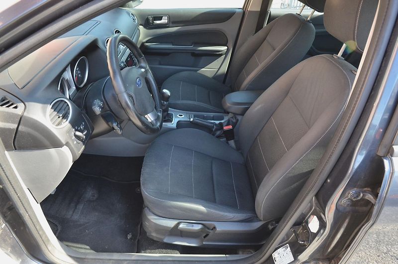 Ford Focus (2009) 1.6i 16V 74kW TITANIUM 2x kola - fotka 14 z 26