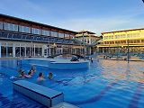 Venkovní část uvnitř areálu je tvořena třemi bazény. Je zde i vířivka