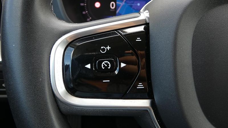 Volvo XC60 B4 AWD Plus Bright Auto - fotka 11 z 23