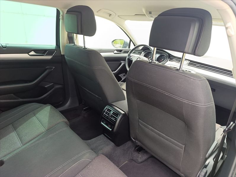 Volkswagen Passat 1,6 TDi Aut.klima Navi Kamera - fotka 23 z 34