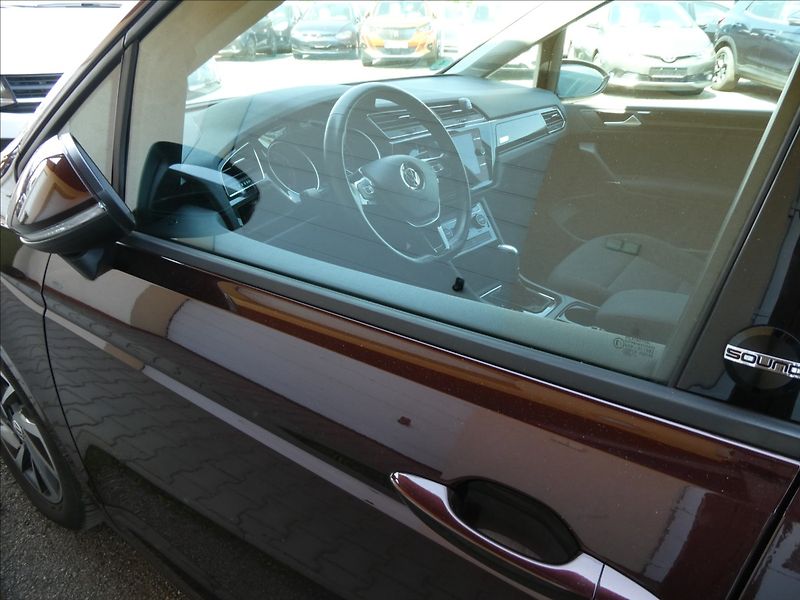 Volkswagen Touran 1,4 TSi 110kW DSG, navi, závěs - fotka 15 z 43