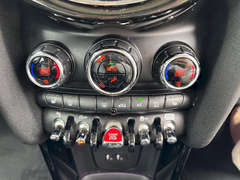 Mini Cooper (2018) S 141 kW 5 dveří - fotka 23 z 26