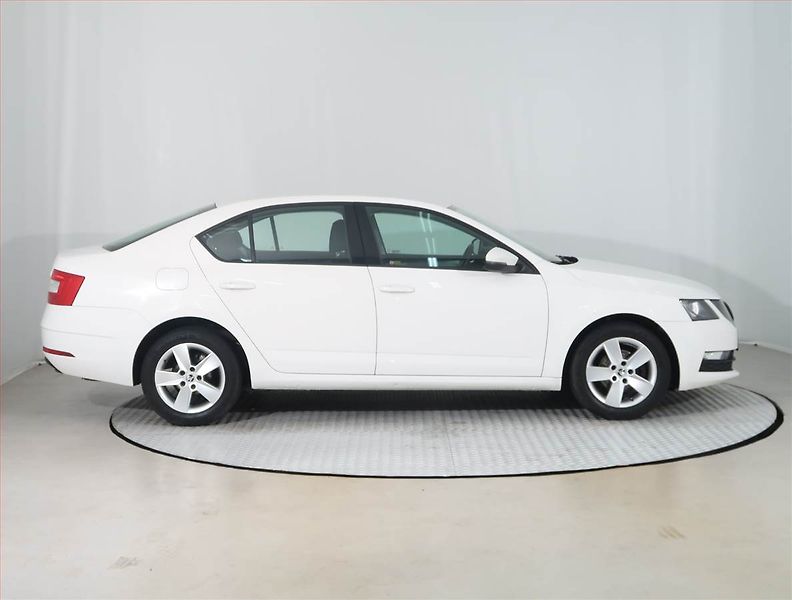 Škoda Octavia (2019) 1.6 TDI, Tempomat - fotka 6 z 14