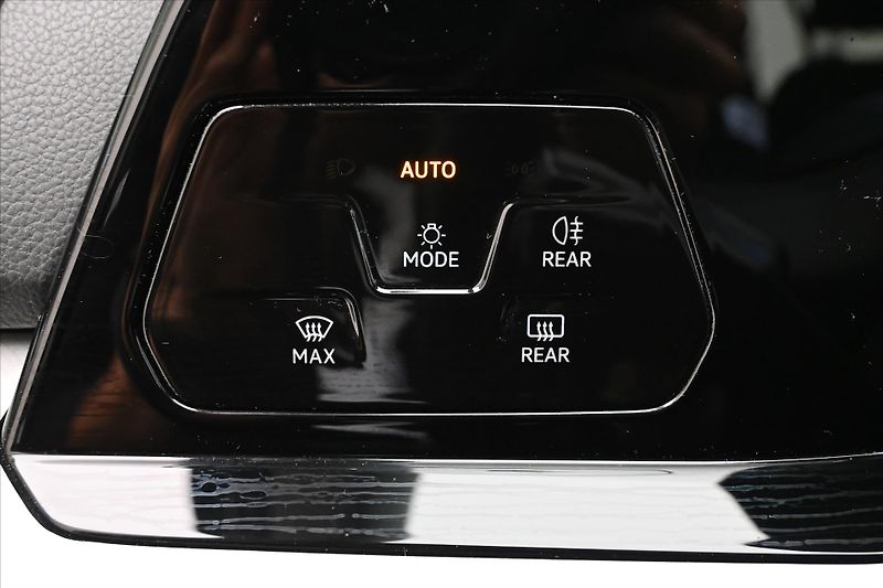 Volkswagen Golf 2,0 TDI 85 kW DSG Life Záruka - fotka 27 z 32