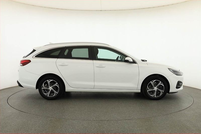 Hyundai i30 (2022) 1.0 T-GDI, ČR,1.maj - fotka 6 z 19