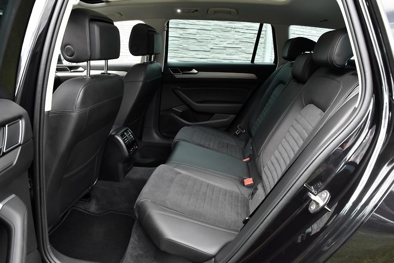 Volkswagen Passat 2.0 TDi CR HIGHLINE, NAVI, LED - fotka 35 z 50