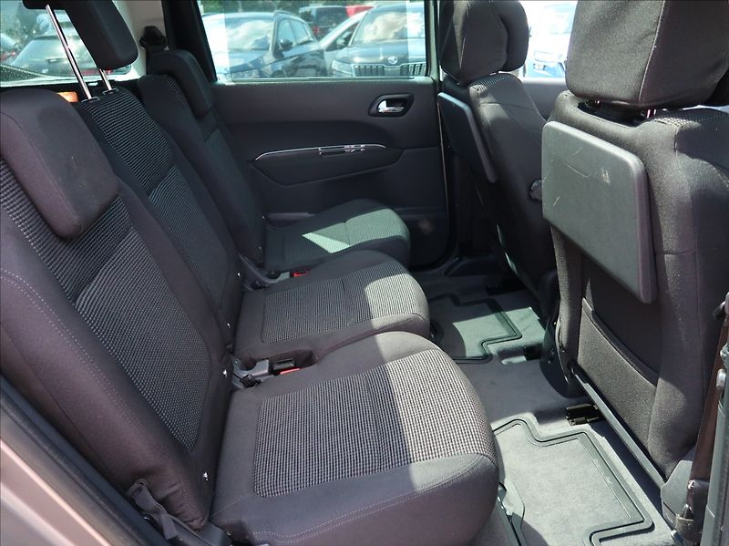 Peugeot 5008 2,0 HDi,110kW,NovéČR,7míst - fotka 17 z 31