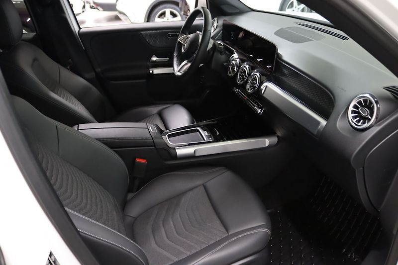 Mercedes-Benz GLB 200 Advanced+ Kamera Taž ACC - fotka 20 z 22