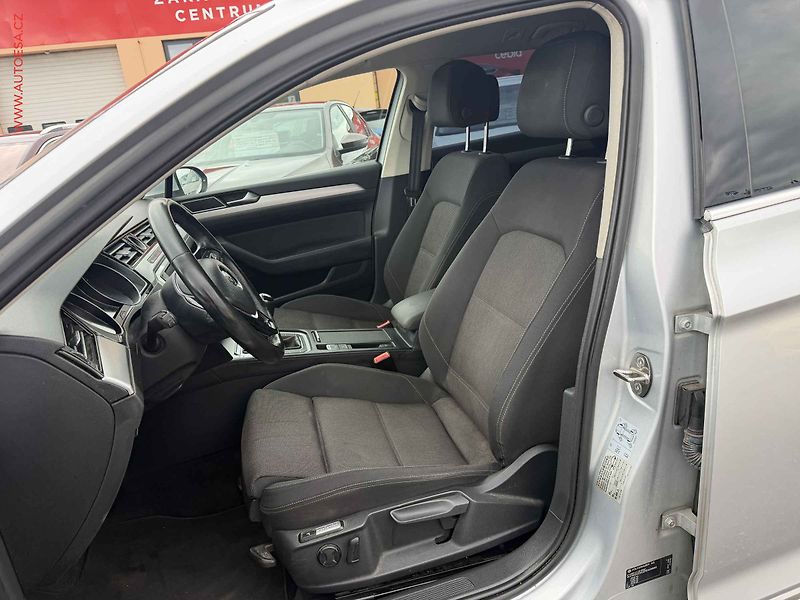 Volkswagen Passat (2015) 2.0 TDi, AC, park.asist - fotka 8 z 15