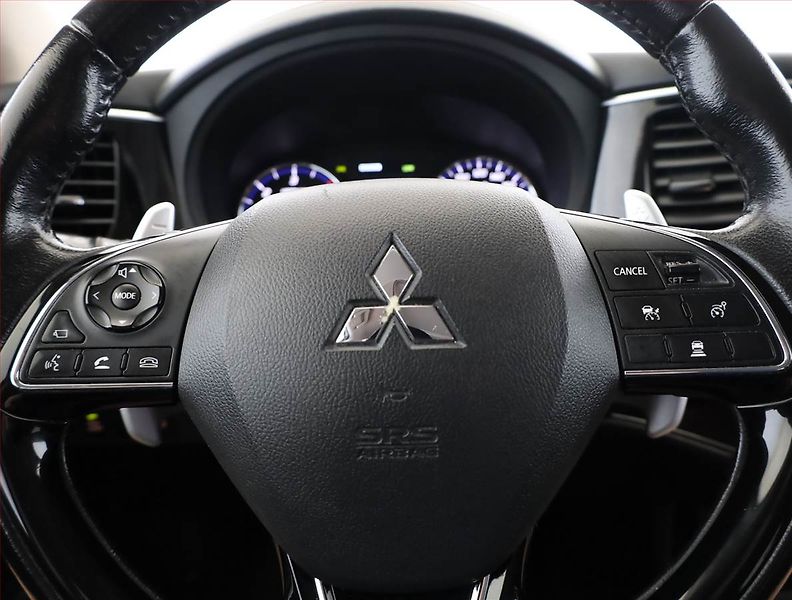 Mitsubishi Outlander (2017) 2.2 DI-D, 4X4, Automat - fotka 18 z 21