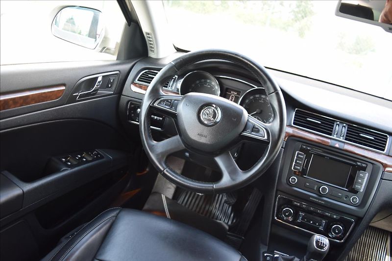 Škoda Superb 2,0 TDI 125KW TOP VÝBAVA ALU - fotka 31 z 50