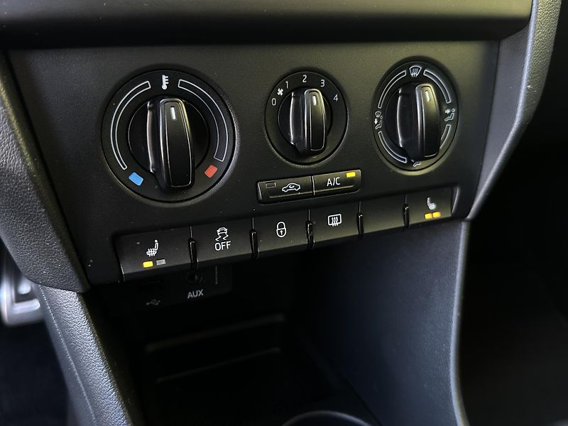 Škoda Rapid (2015) 1.2TSI/77kW *1.Maj. * PANORAMA - fotka 15 z 31