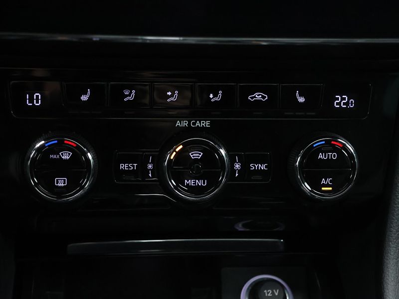 Škoda Superb 1,8 TSI DSG CZ Sportline pano - fotka 22 z 33