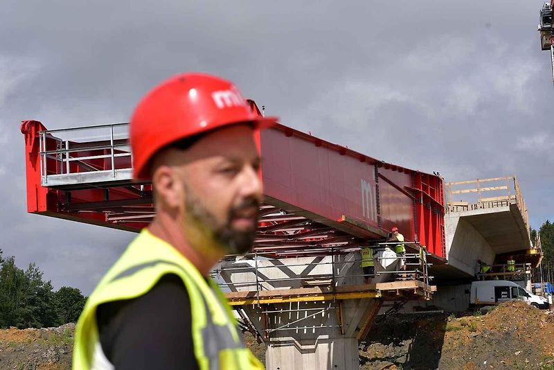 Začal výsuv mostní konstrukce dálniční estakády před silnici I/35 u Opatovce na Svitavsku.
