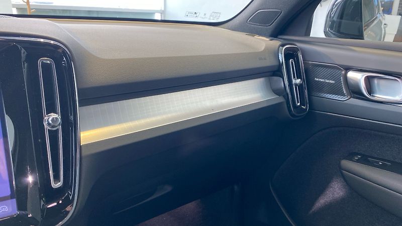 Volvo XC40 (2026) PLUS BLACK EDITION, B4 FWD, 14 - fotka 11 z 15