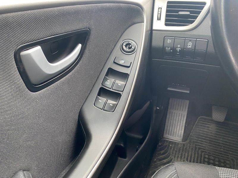 Hyundai i30 1.6-NÍZKÉ KM-1.maj-facelift - fotka 12 z 18