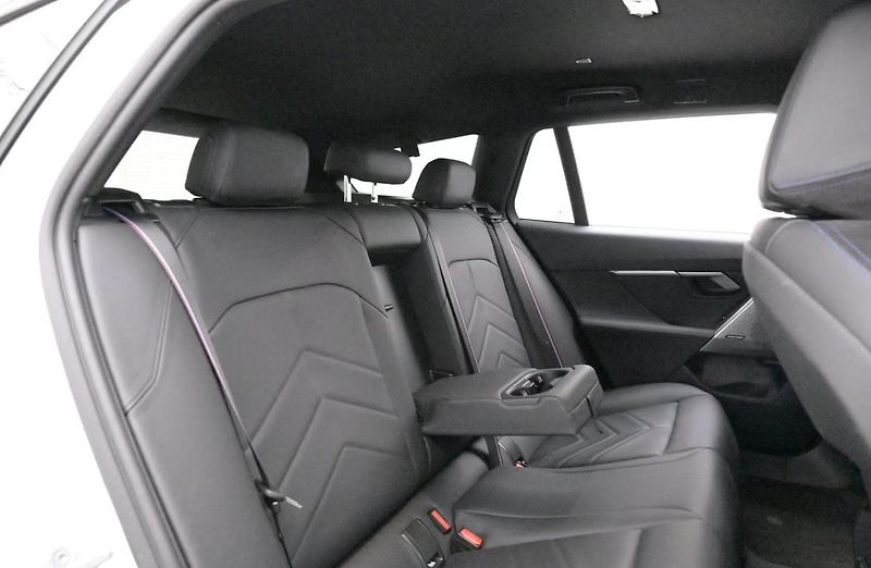 BMW i5 xDrive40 Touring M SoH 96% Taž - fotka 18 z 26