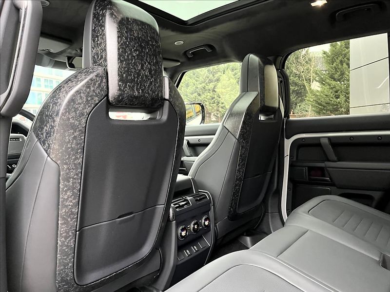 Land Rover Defender (2026) 110 V8 P635 OCTA - fotka 32 z 38