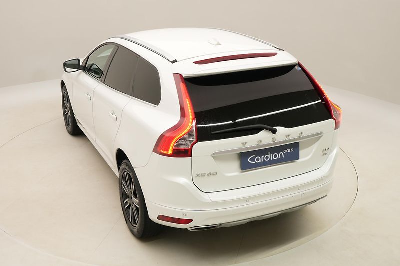 Volvo XC60 D4 AWD MOMENTUM REZERVACE - fotka 17 z 43