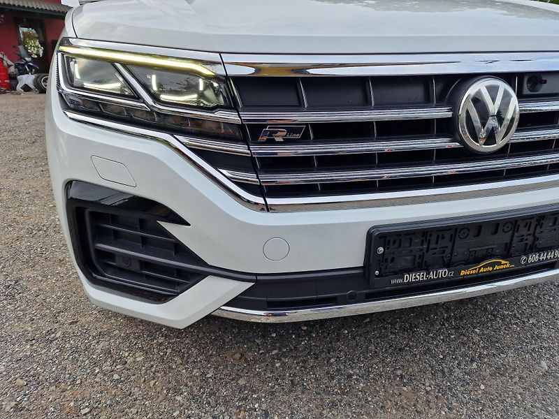 Volkswagen Touareg 3,0TDI 210KW R-LINE - fotka 19 z 20