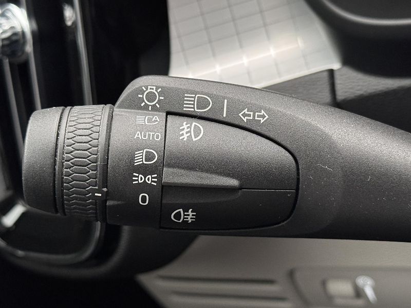 Volvo XC40 T3 MOMENTUM REZERVACE - fotka 28 z 47