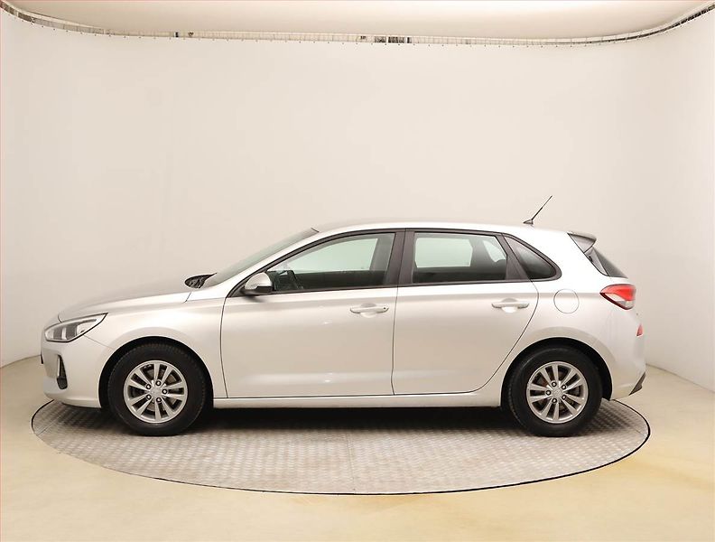 Hyundai i30 (2017) 1.0 T-GDI, Tempomat - fotka 3 z 21