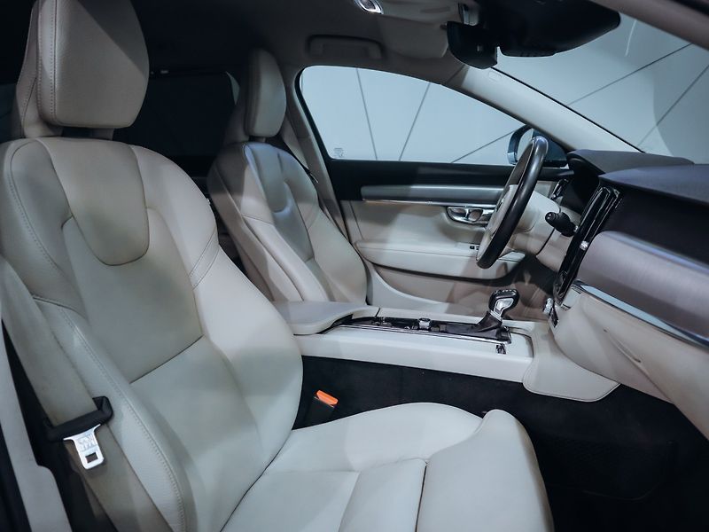 Volvo V90 D5 Momentum 173 kW AWD - fotka 21 z 28
