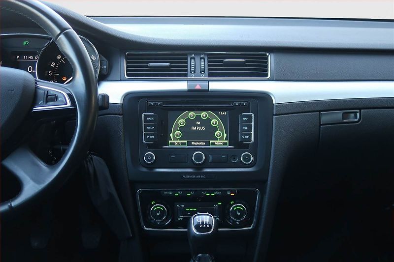 Škoda Superb (2014) 2.0 TDI, Navi, Xenony - fotka 12 z 19