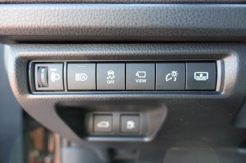 Toyota Camry 2,5 HEV Executive - fotka 19 z 35