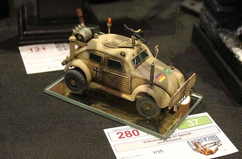 Přes šest stovek modelů bylo k vidění při 22. ročníku soutěžní výstavy Kladenská Wejhybka. Na snímku je malá dioráma s motocyklem Wanderer 4HP z roku 1916.