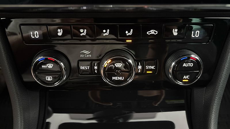 Škoda Superb 2.0 TDI DSG L&K Combi - fotka 13 z 36