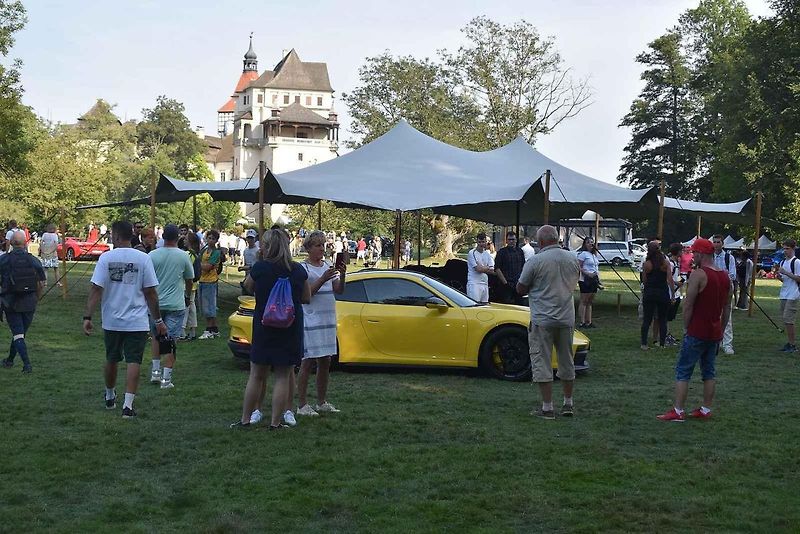 Na zámku Blatná se konala v sobotu 31. srpna 2024 přehlídka výjimečných vozidel Concorso Castle Blatna 2024.