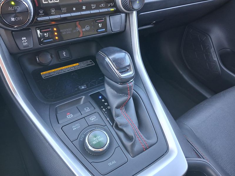 Toyota RAV4 2.5 PHEV e-CVT Selection VIP A - fotka 18 z 25