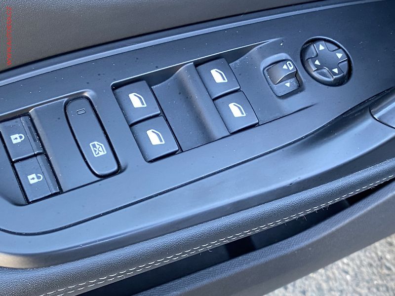 Peugeot 308 (2022) 1.5 HDi, Allure, LED, kamera - fotka 11 z 21