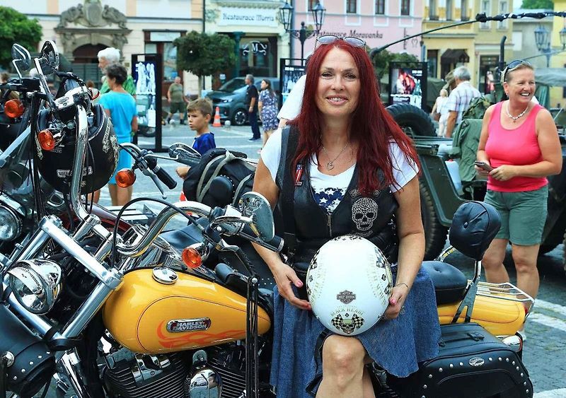 Spanilá jízda amerických historických vozidel a motocyklů v České Lípě.