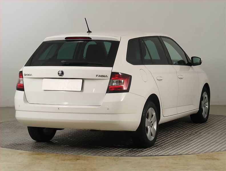 Škoda Fabia (2015) Style 1.4 TDI, Park. senzory - fotka 5 z 21