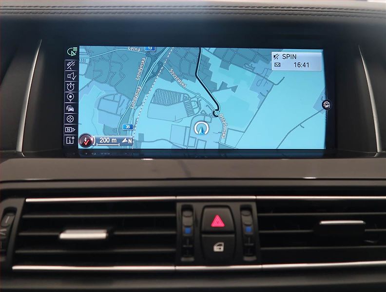 BMW Řada 5 (2014) 530d xDrive, 4X4, Automat - fotka 13 z 17