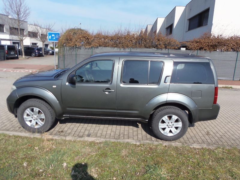 Nissan Pathfinder (2006) 2.5 DCi 4x4 manuál redukce  - fotka 8 z 23