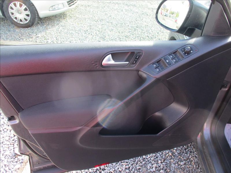 Volkswagen Tiguan 1,4 TSi, aut klima,serv.kn. - fotka 12 z 38