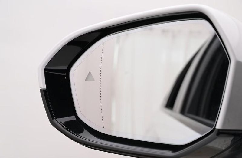 BMW i5 xDrive40 Touring M SoH 96% Taž - fotka 17 z 26
