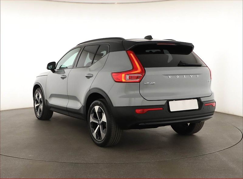 Volvo XC40 (2023) B3 - fotka 4 z 26