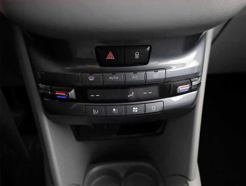 Peugeot 208 (2012) 1.4 VTi, Serv.kniha, po STK - fotka 11 z 16
