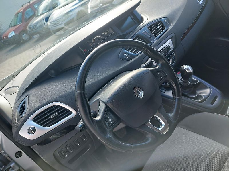 Renault Grand Scénic (2013) III. Paris De Luxe TCe 130 - fotka 9 z 41