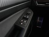Volkswagen Golf (2023) R-Line 2.0 TDI, Automat - náhled 27
